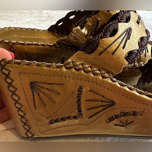 BCBGMAXAZARIA bronze leather wedges with embroidered details - size 8 1/2 - Picture 5 of 8